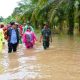Pj Bupati Tapteng Dr Elfin Ilyas Nainggolan saat meninjau banjir yang terjadi di Kolang, Tapteng, Kamis (17/11/2022). (Batakpost.com/Ist)