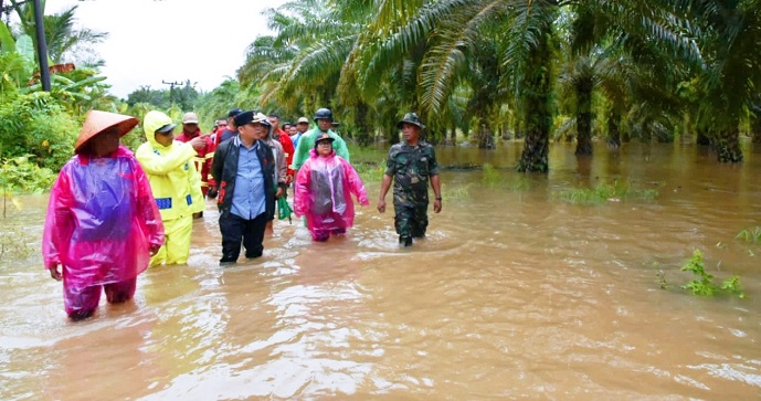 Pj Bupati Tapteng Dr Elfin Ilyas Nainggolan saat meninjau banjir yang terjadi di Kolang, Tapteng, Kamis (17/11/2022). (Batakpost.com/Ist)