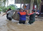 Sejumlah Desa di Kolang Diterpa Banjir, Warga Terpaksa Ditandu