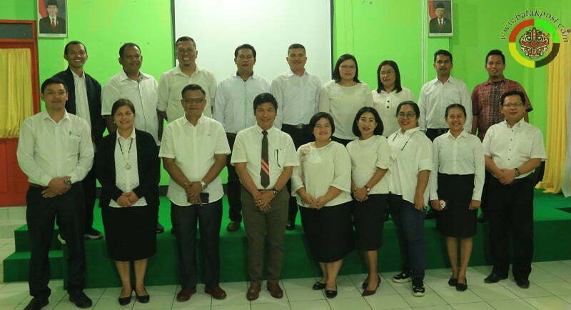 Ketua Umum IKA AKNTA Periode 2022-2026 Frengki Parapat, S.Th bersama dengan para pengurus, foto bersama dengan Rektor IAKN Tarutung, Prof Dr Albiner Siagian, M.Si di ruang Ruang Rektorat Lantai II IAKN Tarutung, Silangkitang, Tapanuli Utara, Senin (7/11/2022). (Batakpost.com/red)