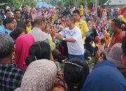 Bakhtiar Sibarani Berikan Bantuan Beras dan Uang Tunai Untuk 1.500 Orang Korban Banjir Barus