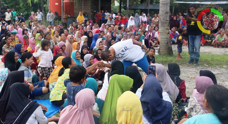 Bakhtiar Ahmad Sibarani SH, saat menyalami warga Barus yang terdampak banjir, sekaligus memberikan bantuan beras dan uang tuani untuk 1.500 orang, Senin (14/11/2022). (Batakpost.com/Jas)