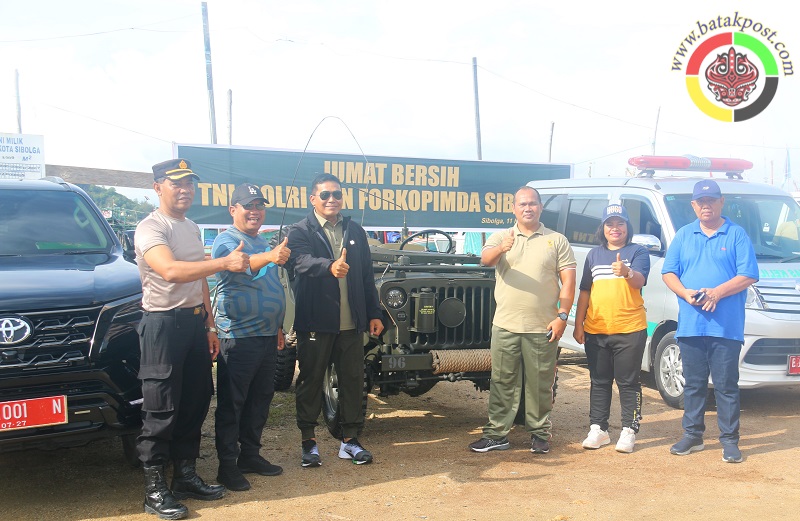 Wali Kota Sibolga H Jamaluddin Pohan bersama dengan Danrem 023/KS Kol Inf Dody Triwinarto, Dandim 0211/TT, Letkol Czi Mangatas P Sibuea, Ketua PN Sibolga Lenny Lasminar, SH, MH, Wakapolres Sibolga, Sekdakot Yusuf Batubara foto bersama usai Jumat Bersih di Tangkahan Budi Jaya, Jumat (11/11/2022). (Batakpost.com/red)