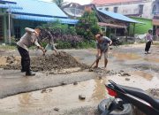 Sering Terjadi Kecelakaan, Polsek Sorkam dan Warga Perbaiki Jalan Berlubang