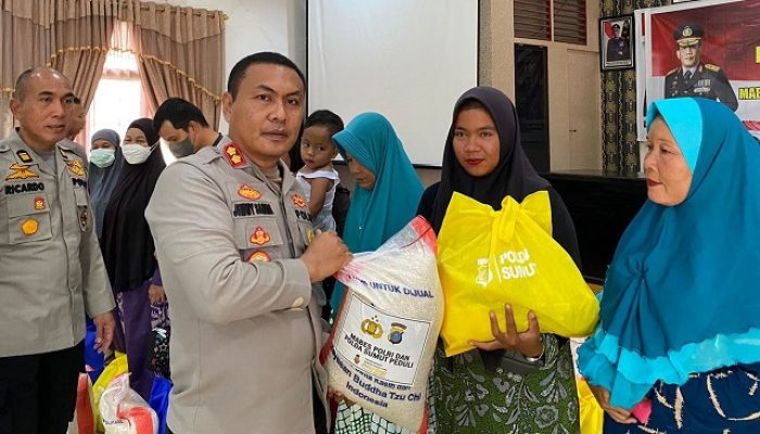 Kapolres Tapteng Salurkan Paket Sembako Kepada Masyarakat