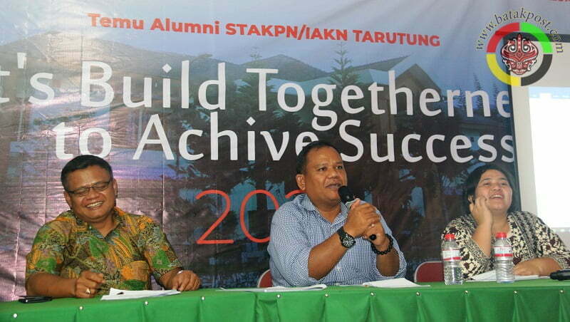 Frengki Parapat (satu dari kiri) terpilih kembali sebagai Ketua Umum Ikatan Alumni IAKN Tarutung. (Batakpost.com/red)