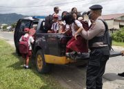 Minim Angkutan, Anak SD Ini Diangkut Naik Mobil Patroli Polres Tapteng