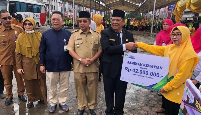 Meninggal Jelang Melahirkan, Wali Kota Sidimpuan Serahkan Rp 42 Juta Santunan Jamsostek