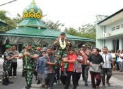 Kasdam I/BB Didampingi Danrem Berikan Tali Asih kepada Abang Becak dan Masyarakat Tangkahan