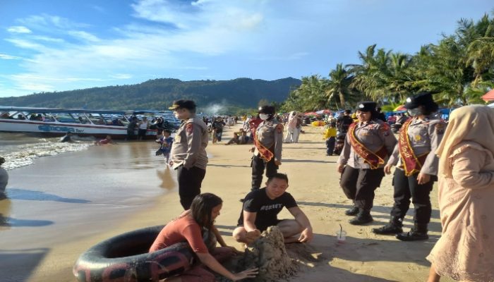 Polwan Polres Tapteng Laksanakan Patroli Dialogis Pengamanan Objek Wisata