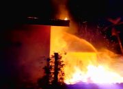 Satu Unit Rumah di Tapian Nauli Ludes Terbakar, Pemkab Tapteng Langsung Serahkan Bantuan Awal