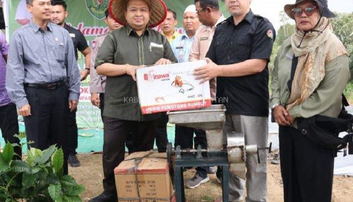 Bupati Salurkan Bantuan dari Kementerian Pertanian Untuk Lima Koptan di Tapsel