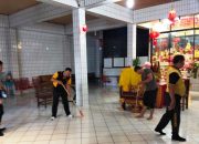 Jelang Imlek Kapolres Sibolga bersama Personel Gelar Bakti Sosial Bersihkan Vihara dan Klenteng