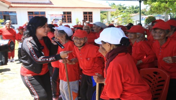 Beginilah Kedekatan Satika Simamora dengan Kaum Lansia