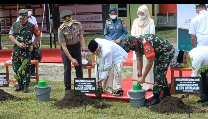 Wapres Didampingi Pj Bupati Tanam Pohon Kamper di Pekarangan Masjid Raya Barus