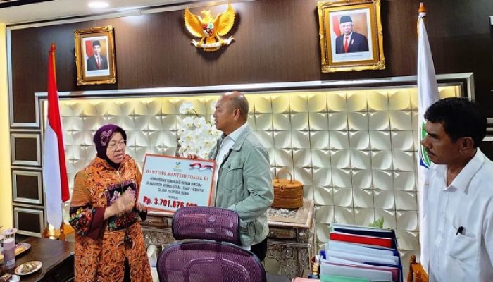 Mensos Berikan Bantuan Tahap Pertama Rp 3,7 Miliar Untuk Pembangunan Rumah Korban Gempa Taput
