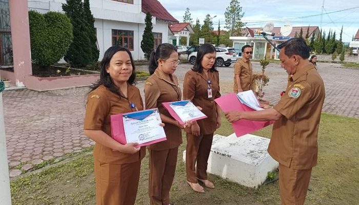 Melampaui Target Nasional Tiga Pegawai Dinas Dukcapil Kabupaten Humbahas Terima Penghargaan