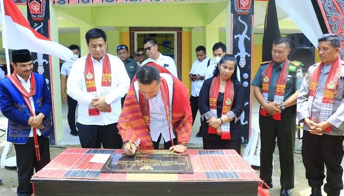 Wagubsu dan Bupati Samosir Resmikan GOR Samosir di Desa Hutanamora-Pangururan