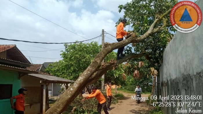 Angin Kencang Rusak 81 Rumah di Cileungsi, Bogor