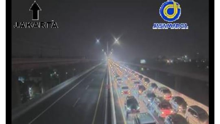 Kepadatan Lalu Lintas Terjadi di Tol Layang MBZ Arah Cikampek, Volume Kendaraan Meningkat