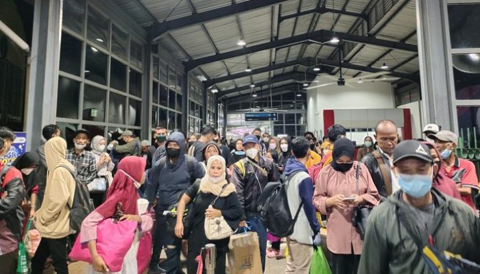 Kereta Api Lokal Merak Hanya Melayani Sampai Cilegon, Pemudik Terkejut