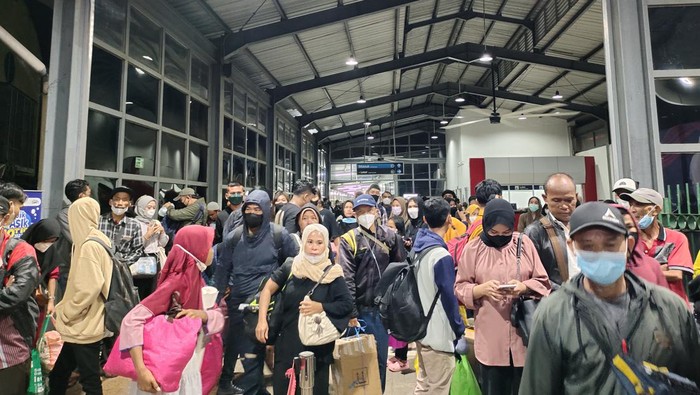 Kereta Api Lokal Merak Hanya Melayani Sampai Cilegon, Pemudik Terkejut