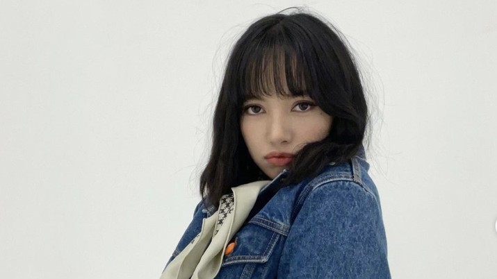 Lisa BLACKPINK Kedapatan Berpenampilan Tak Biasa di Restoran Bandara