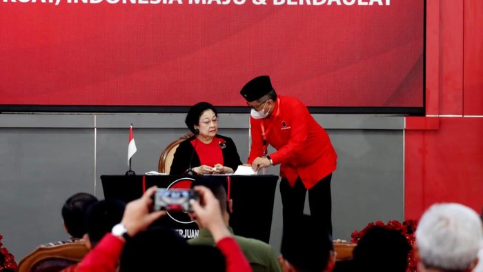 Megawati Umumkan Ganjar Pranowo sebagai Capres PDIP 2024, Para Petinggi diwajibkan Memakai Peci Bung Karno