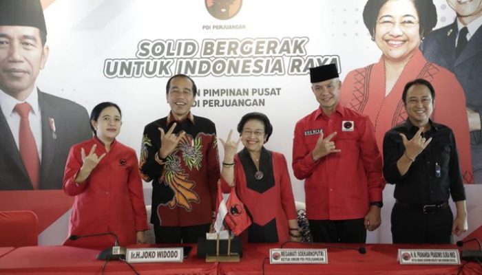 PDIP Umumkan Ganjar Pranowo Sebagai Calon Presiden, Megawati, Jokowi dan Ganjar Berpose Salam Metal