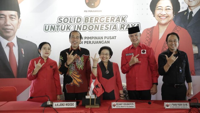 PDIP Umumkan Ganjar Pranowo Sebagai Calon Presiden, Megawati, Jokowi dan Ganjar Berpose Salam Metal