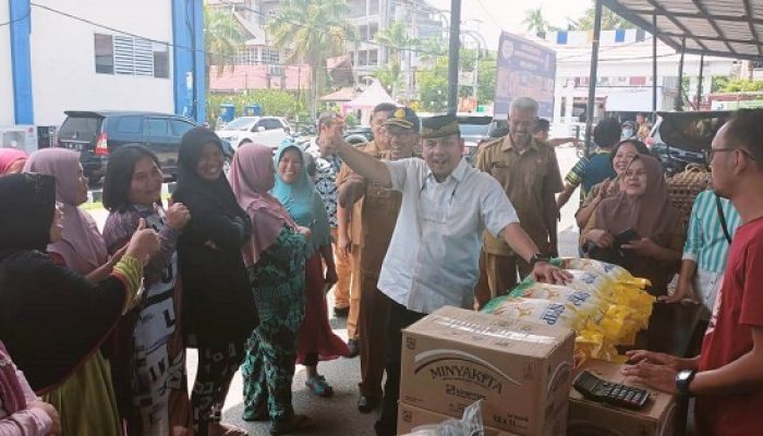 Pj Bupati Tapteng Buka Pasar Murah dan Minta Warga Tidak Panik  Buying