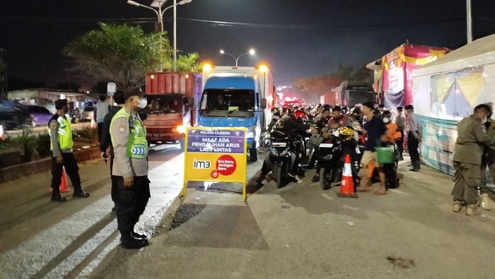Polisi Lakukan Penyekatan di JLS Menuju Pelabuhan Ciwandan untuk Kendaraan Roda Dua dan Barang