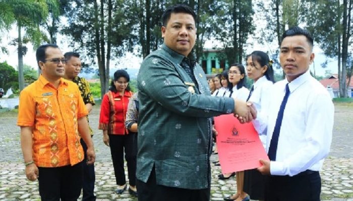 Bupati Vandiko Gultom Serahkan 116 SK P3K Tenaga Kesehatan Kabupaten Samosir