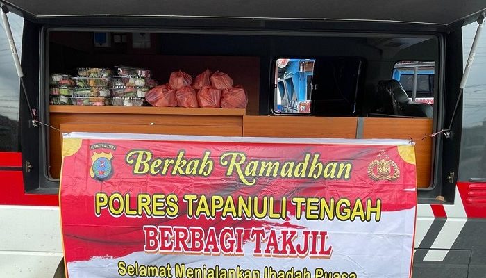 Polres Tapanuli Tengah Bagikan Takjil Gratis untuk Masyarakat Pandan