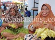Cerita Ibu Yanti yang Sudah 9 Tahun Menjual Selongsong Ketupat di Pasar Pandan