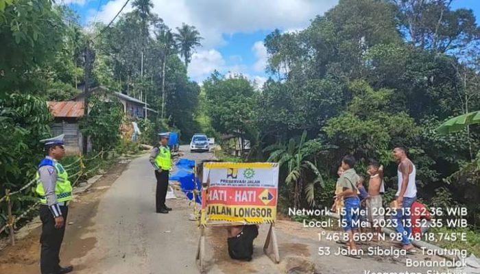 Sat Lantas Polres Tapteng Lakukan Monitoring Perbaikan Badan Jalan Longsor di Jalan Lintas Sibolga-Tarutung