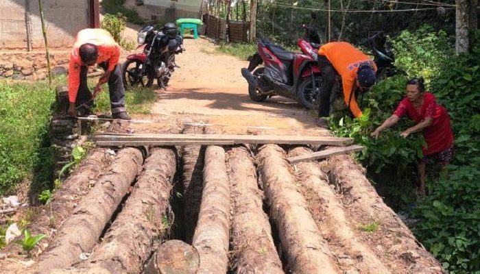 Pj Bupati Tapteng Tanggapi Keluhan Warga Mengenai Jembatan Rusak di Kelurahan Sipange