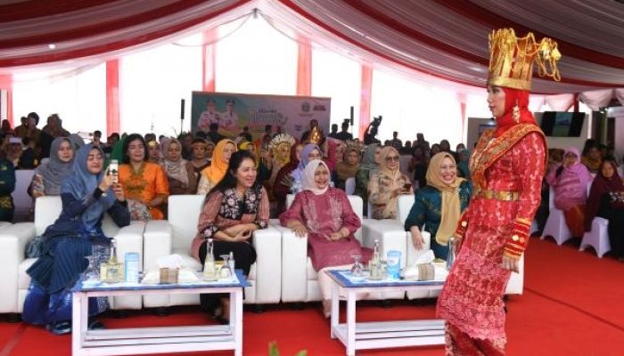 Ketua Dekranasda Sumatera Utara Apresiasi Peragaan Busana Wastra Nusantara di Pekan Inovasi dan Investasi Provinsi 2023