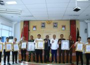 Bupati Samosir Vandiko Gultom Terima Penghargaan dari Komnas Perlindungan Anak