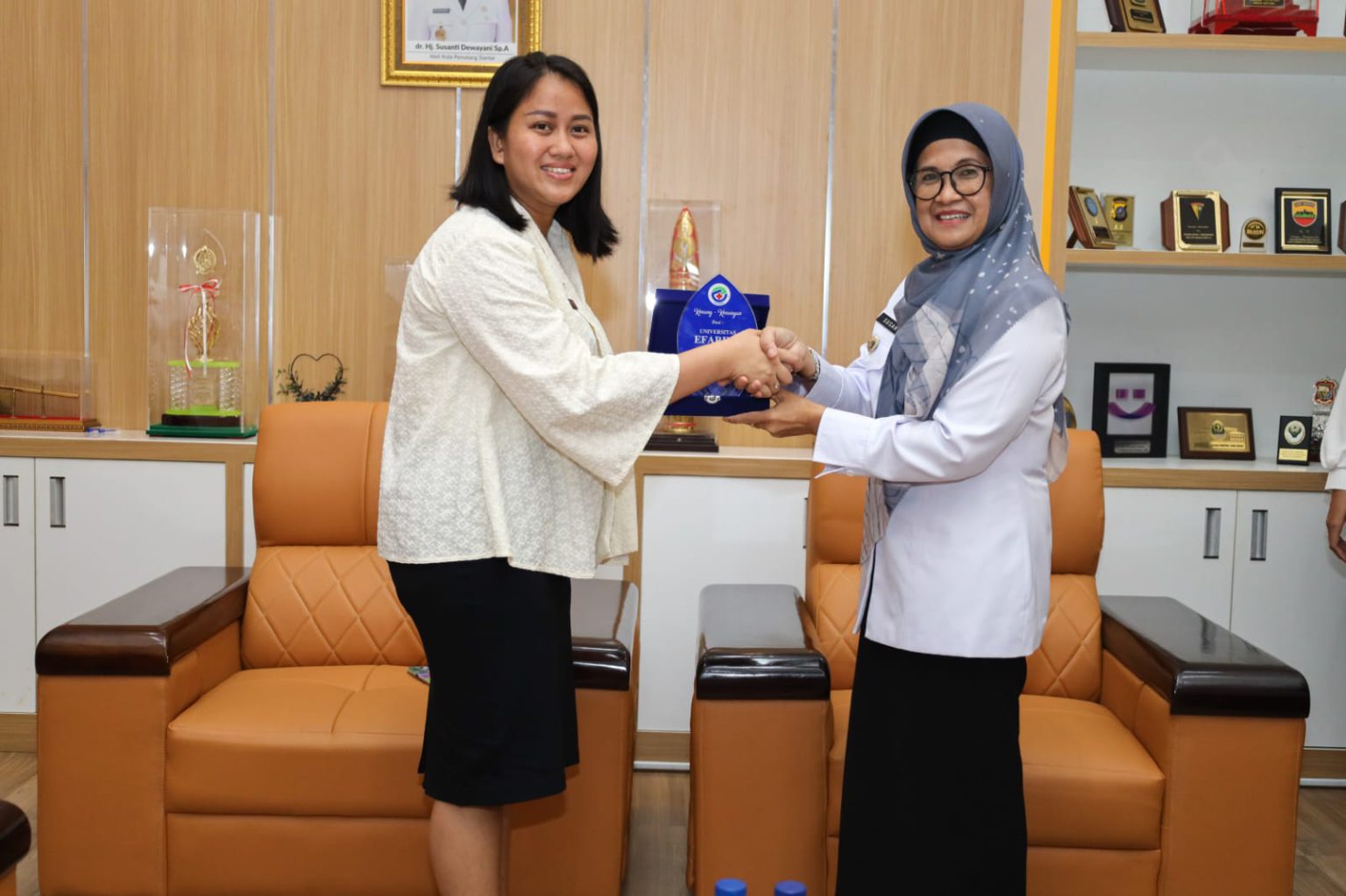 Wali Kota Pematang Siantar dr Susanti Dewayani SpA Menandatangani MoU dengan Universitas Efarina untuk Mendukung Pembangunan dan Pengembangan SDM di Kota Siantar