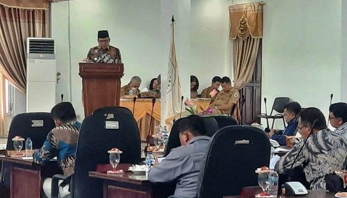 Pj Bupati Tapteng Sampaikan Perkembangan Program Dinas Kesehatan Tahun 2022 di Rapat Paripurna