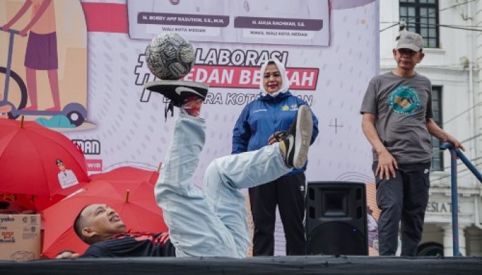 Freestyle Soccer Menghibur Pengunjung CFD Medan dengan Aksi Akrobatik