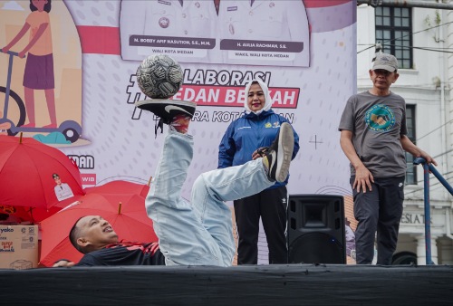 Freestyle Soccer Menghibur Pengunjung CFD Medan dengan Aksi Akrobatik
