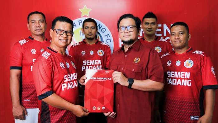 Manajemen Semen Padang FC Memastikan Delfiadri dan Jajaran Tetap Melatih Tim Musim Ini