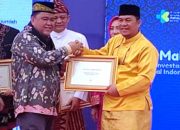 Pj Bupati Tapteng Elfin Elyas Terima Penghargaan Tingkat Nasional