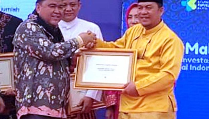 Pj Bupati Tapteng Elfin Elyas Terima Penghargaan Tingkat Nasional