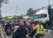 Truk Melintang di Jalan Raya Bogor, Kemacetan Parah di Depok