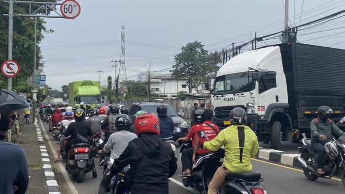 Truk Melintang di Jalan Raya Bogor, Kemacetan Parah di Depok