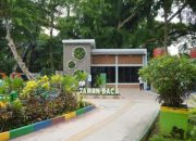 Warga Medan Menikmati Taman Bacaan Baru di Taman Beringin
