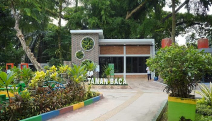 Warga Medan Menikmati Taman Bacaan Baru di Taman Beringin